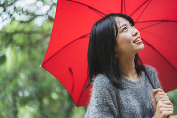 傘を持つ女性