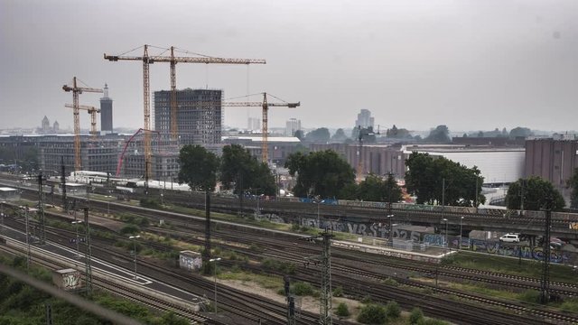 Zeitraffer Kran Bauarbeiten am Geb&auml;ude in K&ouml;ln Messe Deutz