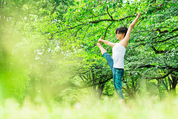 公園　ヨガ　女性