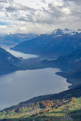 Blick vom Berg Niesen mit Blick auf dem Thunersee und den Brienzersee &ndash; Berner Oberland, Schweiz