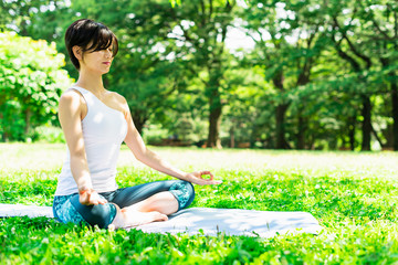 公園　ヨガ　女性