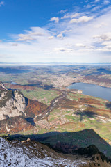 Fototapeta premium Blick auf die Schweizer Alpen und den Thunersee – Berner Oberland, Schweiz