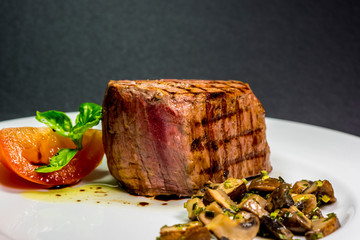 Steak mit Pilzen und Tomaten