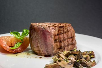 Steak mit Pilzen und Tomaten