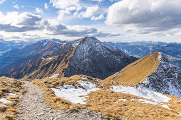 Wanderweg auf dem Berg Niesen mit Blick auf die Schweizer Alpen – Berner Oberland, Schweiz - 233166987