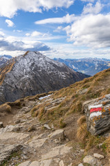 Wanderweg auf dem Berg Niesen mit Blick auf die Schweizer Alpen – Berner Oberland, Schweiz