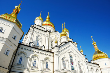 Fototapeta na wymiar The church and bell tower in Holy Dormition Pochayiv Lavra