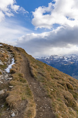 Wanderweg auf dem Berg Niesen mit Blick auf die Schweizer Alpen – Berner Oberland, Schweiz