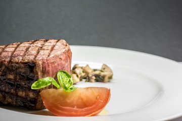 Steak mit Pilzen und Tomaten