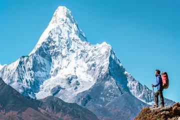 Stof per meter Mount Everest Wandelaar met rugzakken bereikt de top van de bergtop. Succes, vrijheid en geluk, prestatie in de bergen. Actief sportconcept.