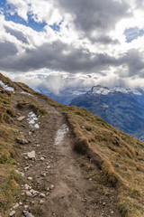 Wanderweg auf dem Berg Niesen mit Blick auf die Schweizer Alpen – Berner Oberland, Schweiz