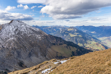 Wanderweg auf dem Berg Niesen mit Blick auf die Schweizer Alpen – Berner Oberland, Schweiz