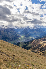 Wanderweg auf dem Berg Niesen mit Blick auf die Schweizer Alpen – Berner Oberland, Schweiz