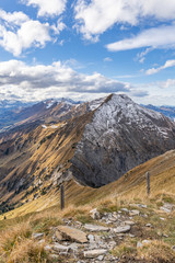 Wanderweg auf dem Berg Niesen mit Blick auf die Schweizer Alpen &ndash; Berner Oberland, Schweiz