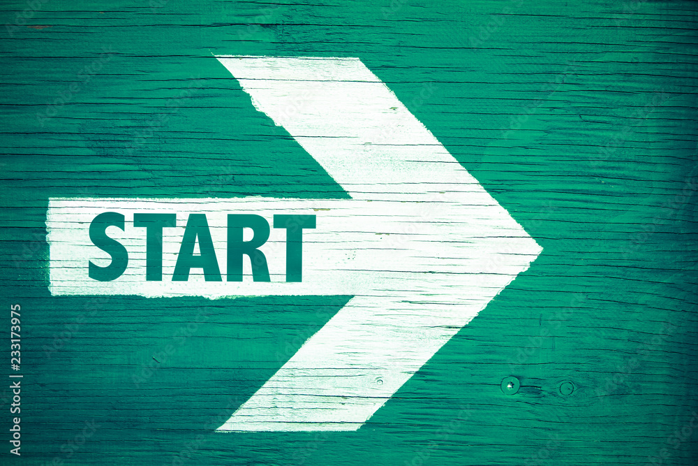Fototapete start text written on white directional arrow pointing right painted on a green wooden signboard bac