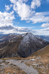 Obraz premium Wanderweg auf dem Berg Niesen mit Blick auf die Schweizer Alpen – Berner Oberland, Schweiz