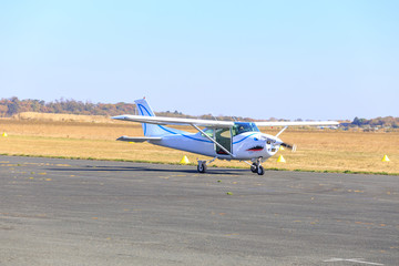 Fototapeta na wymiar atterissage sur la piste de l'aerodrome pour un petit avion de tourisme