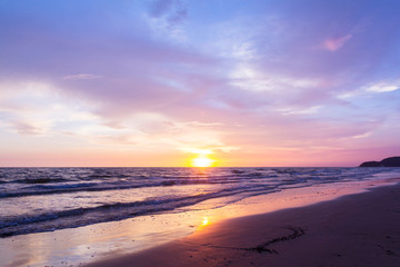 Fototapeta na wymiar beautiful sunset over the sea
