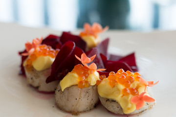 pan seared scallops with hollandaise sauce and salmon roe