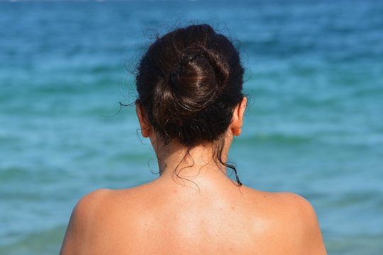 Mujer mirando al mar foto de Stock | Adobe Stock