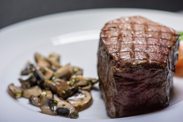 Steak mit Pilzen und Tomaten