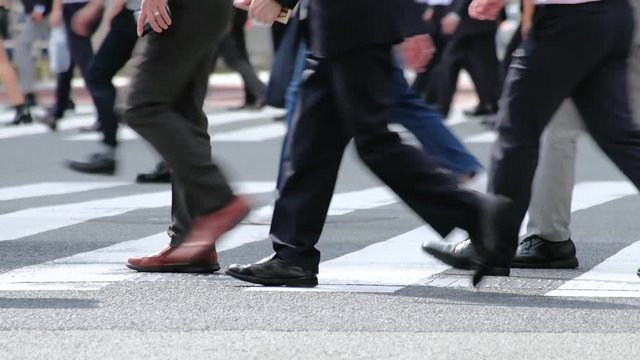 4K・歩く人々