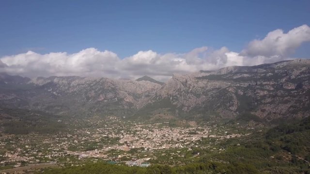 Drohne - Mallorca Berge Flug zum Puig Major &uuml;ber Soller