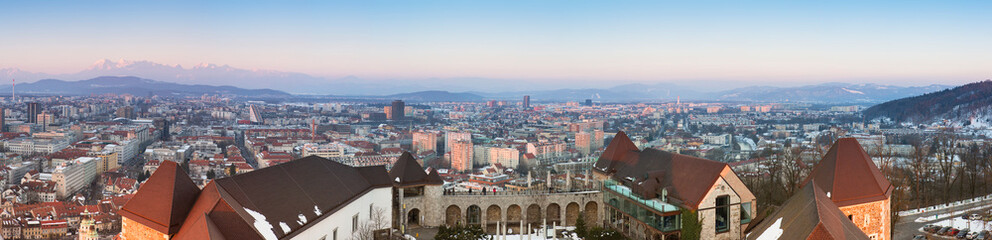 Fototapeta na wymiar panoramic view over Ljubljana from the tower of Ljubljana Grad