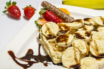 Waffel mit Banane und Schokososse