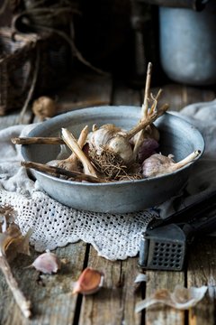 Fresh garlic in a bowl