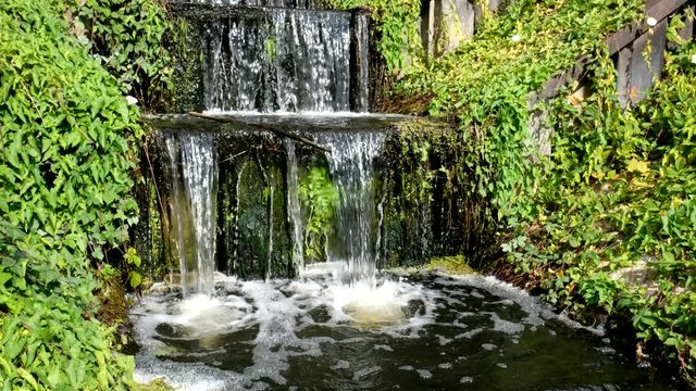 Wasserfall von einem Zufluss zum Nord-Ostseekanal - Schleswig-Holstein
