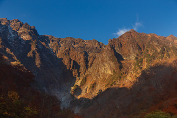 Fototapeta premium 一の倉沢から紅葉の谷川岳