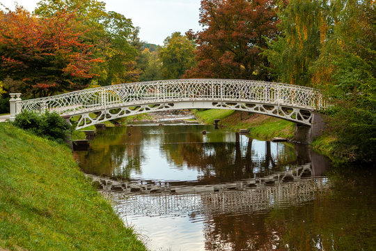 Fu&szlig;g&auml;ngerbr&uuml;cke im Park