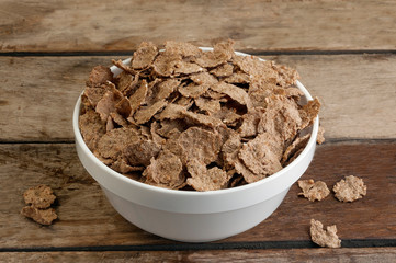 Cereales en un bol blanco