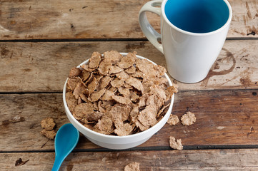 cereales en un bol y taza