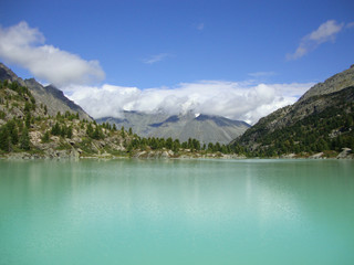 Fototapeta na wymiar Turquoise mountain lake beautiful landscape in Altai 