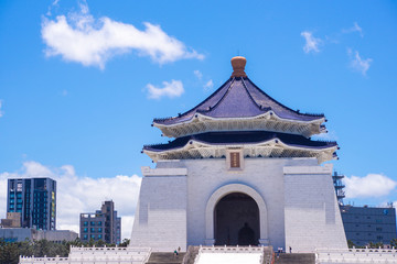 Fototapeta premium Doskonała wyprostowana pozycja w National Chiang Kai-shek Memorial (Hall Freedom Square), Taipei, Taiwan