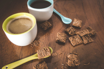 Tazas. con café cereales por la mesa