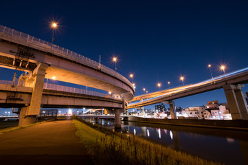 Fototapeta premium 夜の高速道路