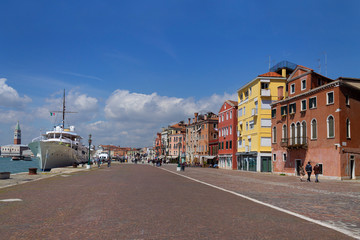 El colorido y pintoresco puerto de Venecia Italia