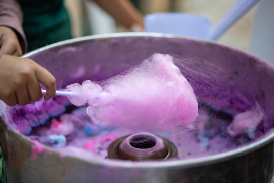 Cotton candy machine, Making cotton candy