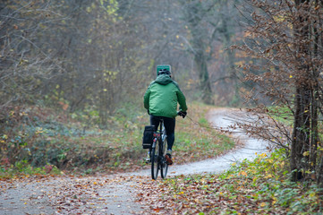 Radfahrer im Herbstwald
