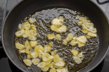 Knoblauch im Oil in der Pfanne Kochen