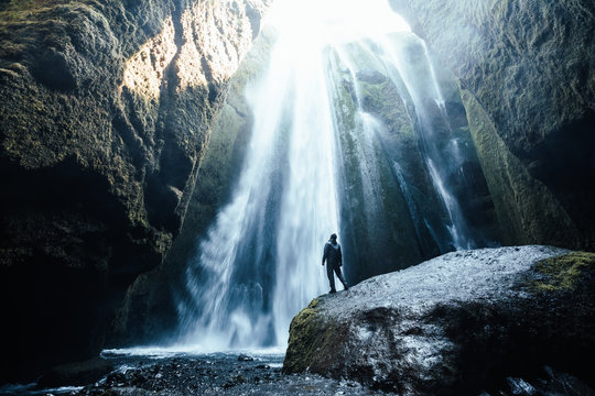 Fototapeta Doskonały widok na słynny wodospad Gljufrabui w słońcu.