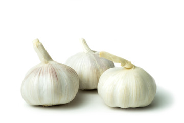 Obraz premium Isolated Garlic (Allium sativum) has many medicinal properties and can be used for ingredient food. on white background and clipping path.