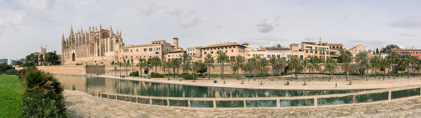 Fototapeta na wymiar Gotische Kathedrale von Palma, La Seu, im Vordergrund eine große Terrasse, Panorama