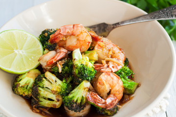 Roasted shrimps with broccoli and honey and garlic sauce