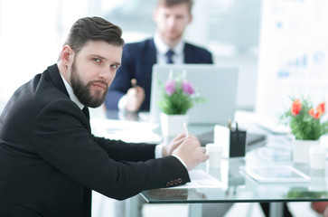 confident businessman looking seriously at camera. photo with copy space