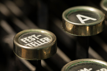 Alte mechanische Schreibmaschine, Tastatur und Brief mit Text