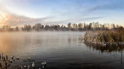 панорама морозного утра на озере с туманом, Россия, Урал, ноябрь © 7ynp100